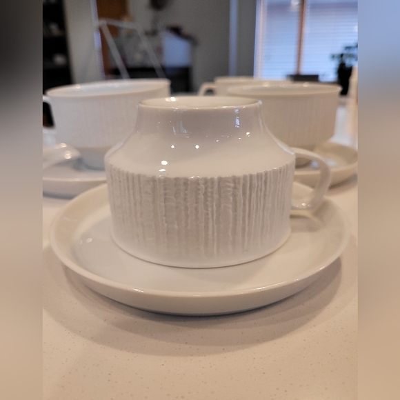 Set of Teacups with Saucers - Picture 4 of 6